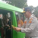 Kepala Dinas Perhubungan Kota Bogor saat memasang striker larangan Ngamen di angkot, Foto/Adi Wirman