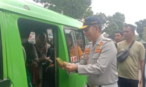 Kepala Dinas Perhubungan Kota Bogor saat memasang striker larangan Ngamen di angkot, Foto/Adi Wirman