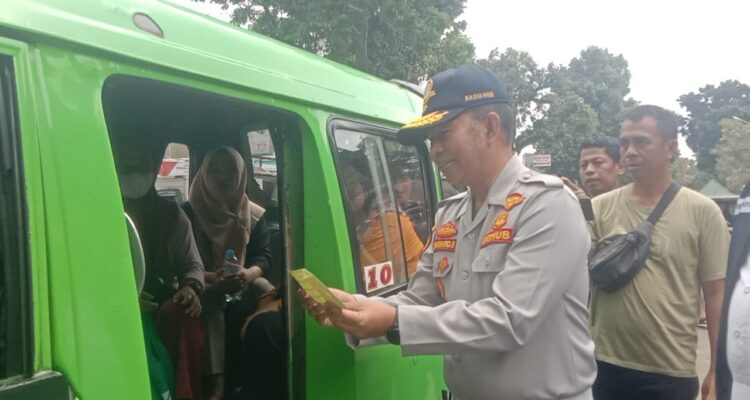 Kepala Dinas Perhubungan Kota Bogor saat memasang striker larangan Ngamen di angkot, Foto/Adi Wirman