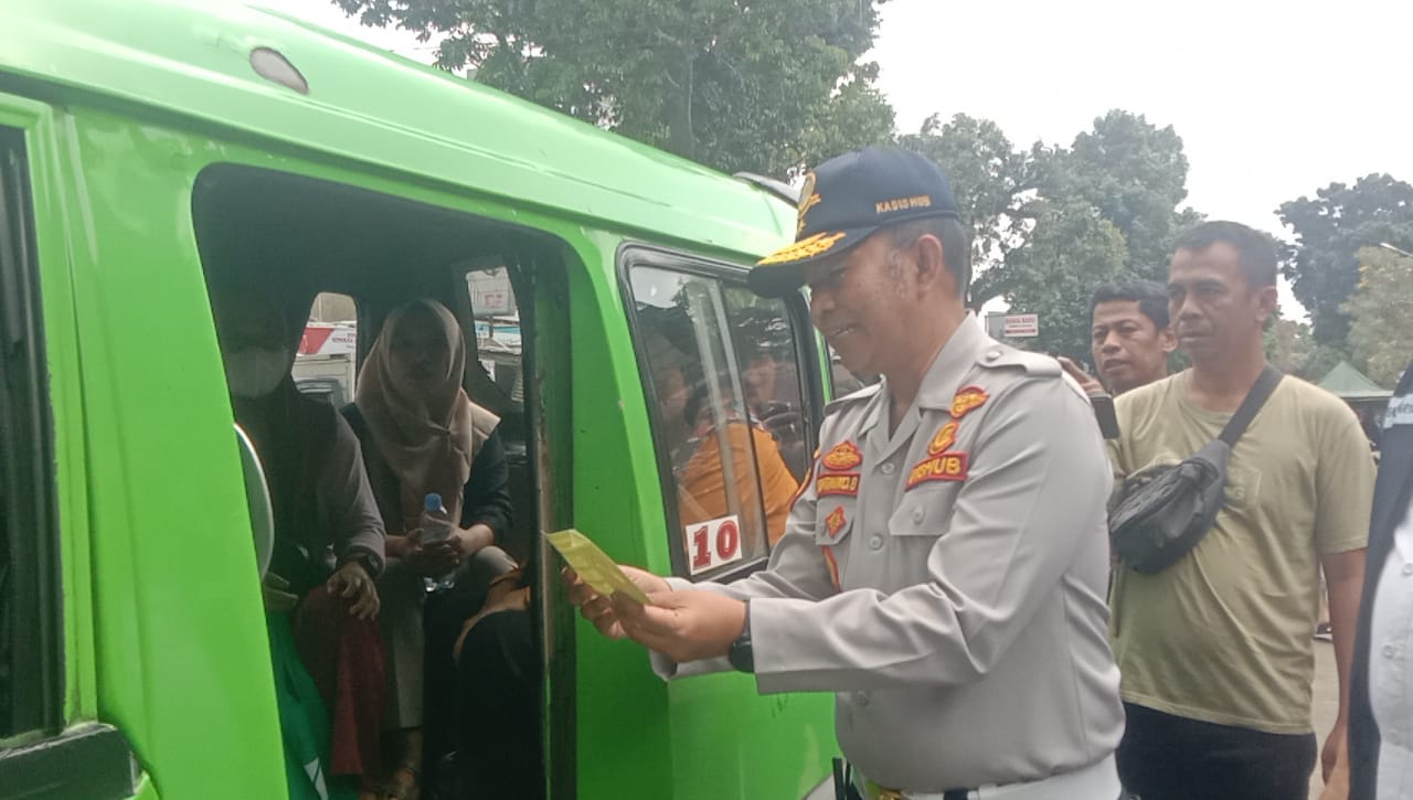 Kepala Dinas Perhubungan Kota Bogor saat memasang striker larangan Ngamen di angkot, Foto/Adi Wirman Kepala Dinas Perhubungan Kota Bogor saat memasang striker larangan Ngamen di angkot, Foto/Adi Wirman