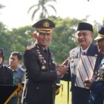 Kapolres Bogor memberikan penghargaan kepada Bupati Bogor, Rudy Susmanto di Hut Bhayangkara, Foto Diskominfo Kabupaten Bogor