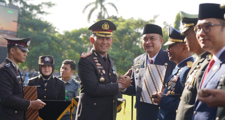Kapolres Bogor memberikan penghargaan kepada Bupati Bogor, Rudy Susmanto di Hut Bhayangkara, Foto Diskominfo Kabupaten Bogor