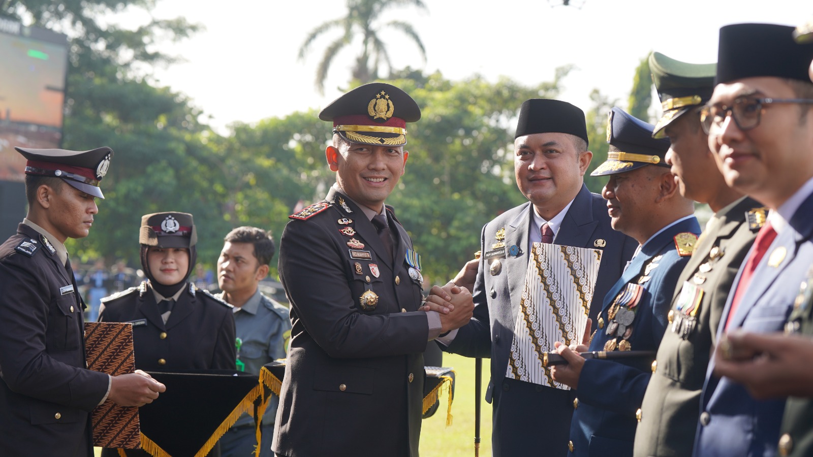 Kapolres Bogor memberikan penghargaan kepada Bupati Bogor, Rudy Susmanto di Hut Bhayangkara, Foto Diskominfo Kabupaten Bogor
