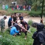 Warrga Megamendung Bogor saat mengevakuasi orang hayut, Foto/Istimewa