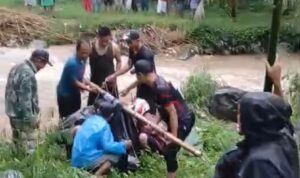 Warrga Megamendung Bogor saat mengevakuasi orang hayut, Foto/Istimewa