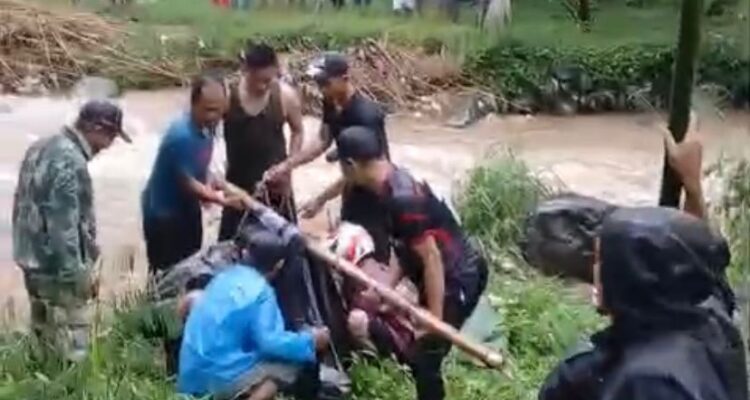 Warrga Megamendung Bogor saat mengevakuasi orang hayut, Foto/Istimewa