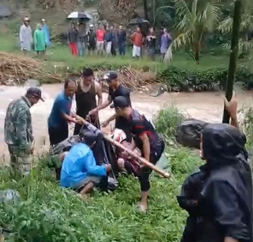 Warrga Megamendung Bogor saat mengevakuasi orang hayut, Foto/Istimewa