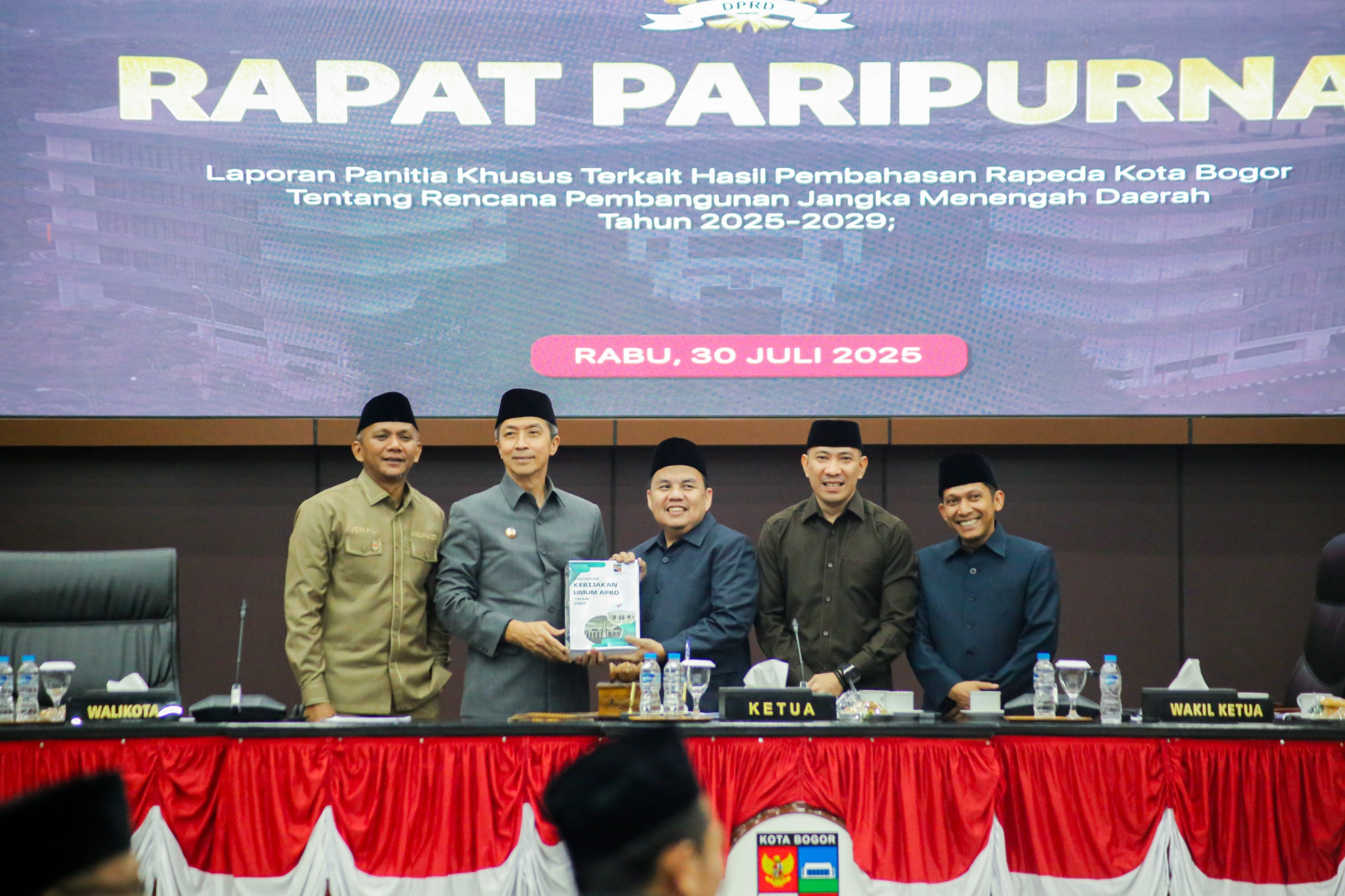 Foto bersama Pemkot dan DPRD Kota Bogor saat Rapat Paripurna, Foto/Diskominfo Kota Bogor