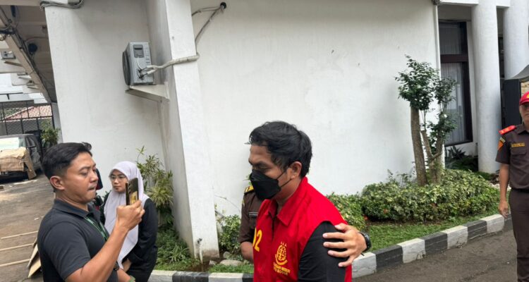 RL, yang bekerja sebagai mantri atau Relationship Manager saat digiring ke moil tahanan dan di bawa ke lapas paledang oleh Kejaksaan Negeri Kota Bogor, Foto/Istimewa