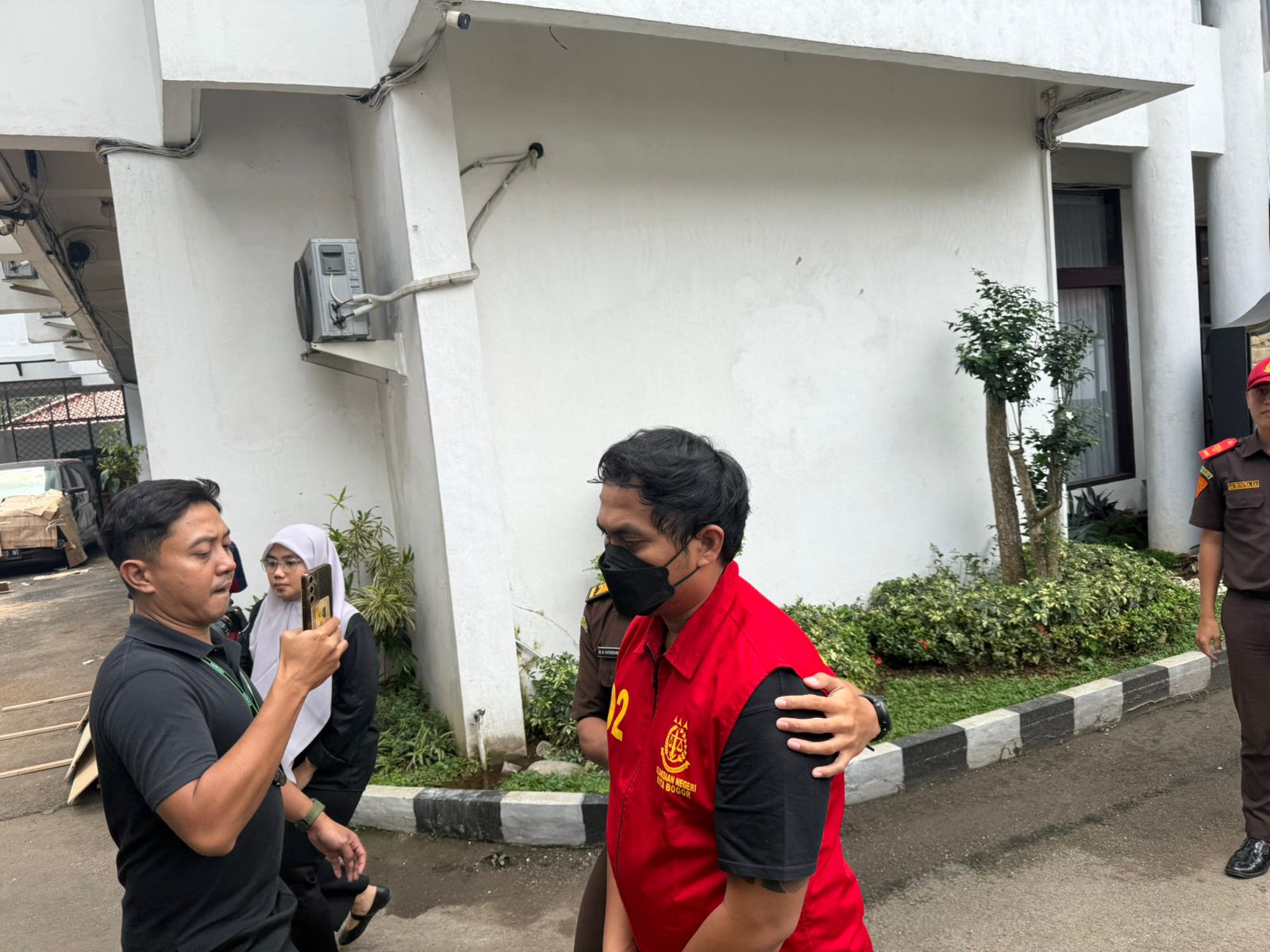 RL, yang bekerja sebagai mantri atau Relationship Manager saat digiring ke moil tahanan dan di bawa ke lapas paledang oleh Kejaksaan Negeri Kota Bogor, Foto/Istimewa RL, yang bekerja sebagai mantri atau Relationship Manager saat digiring ke moil tahanan dan di bawa ke lapas paledang oleh Kejaksaan Negeri Kota Bogor, Foto/Istimewa