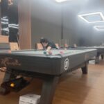 salah sati pemain biiliar yang ikut dalam turnamen billiard di Jogja Billiard, Foto/Adi Wirman