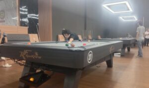 salah sati pemain biiliar yang ikut dalam turnamen billiard di Jogja Billiard, Foto/Adi Wirman