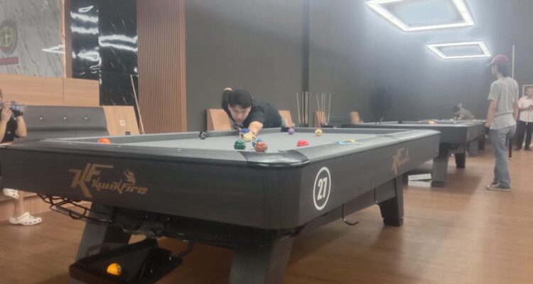salah sati pemain biiliar yang ikut dalam turnamen billiard di Jogja Billiard, Foto/Adi Wirman