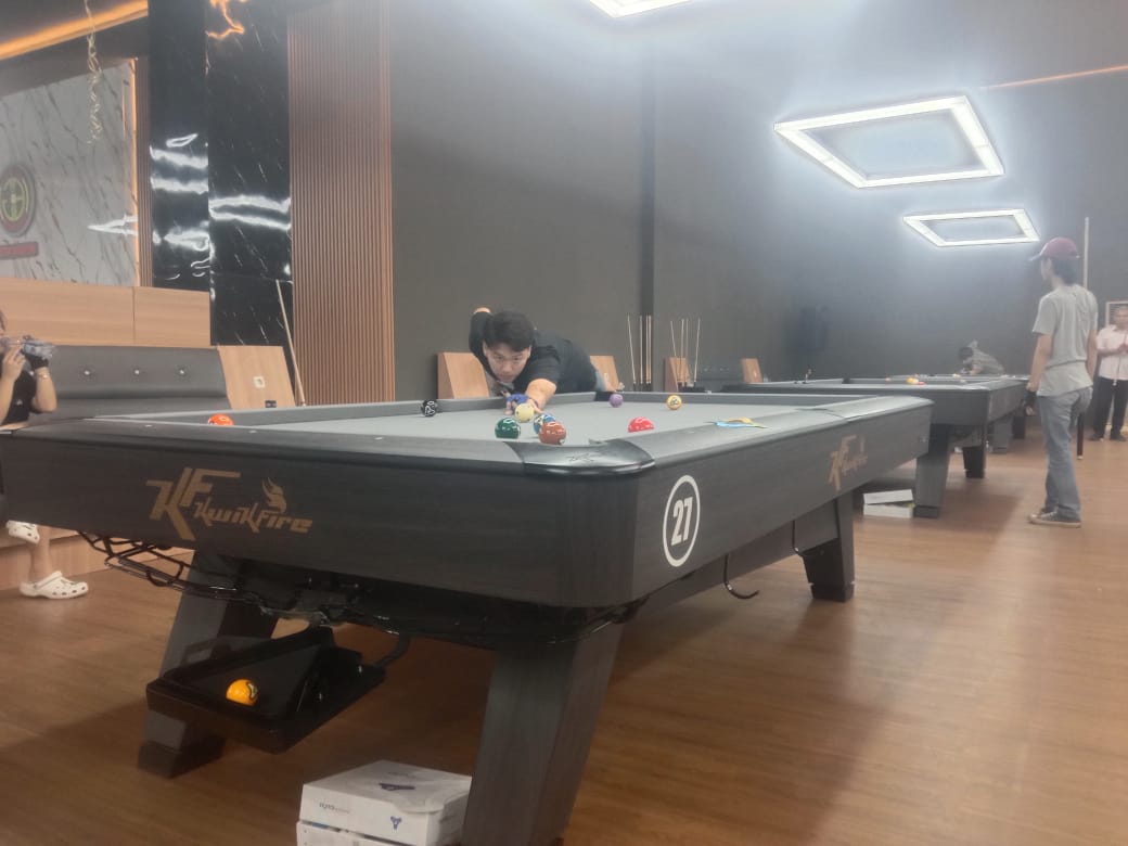 salah sati pemain biiliar yang ikut dalam turnamen billiard di Jogja Billiard, Foto/Adi Wirman