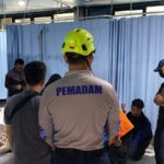 Damkar Kota Bogor mengevakuasi salah seorang yang mengalami luka bakar akibat gas meledak di Bantar Jati Bogor, Foto /Istimewa