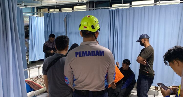 Damkar Kota Bogor mengevakuasi salah seorang yang mengalami luka bakar akibat gas meledak di Bantar Jati Bogor, Foto /Istimewa