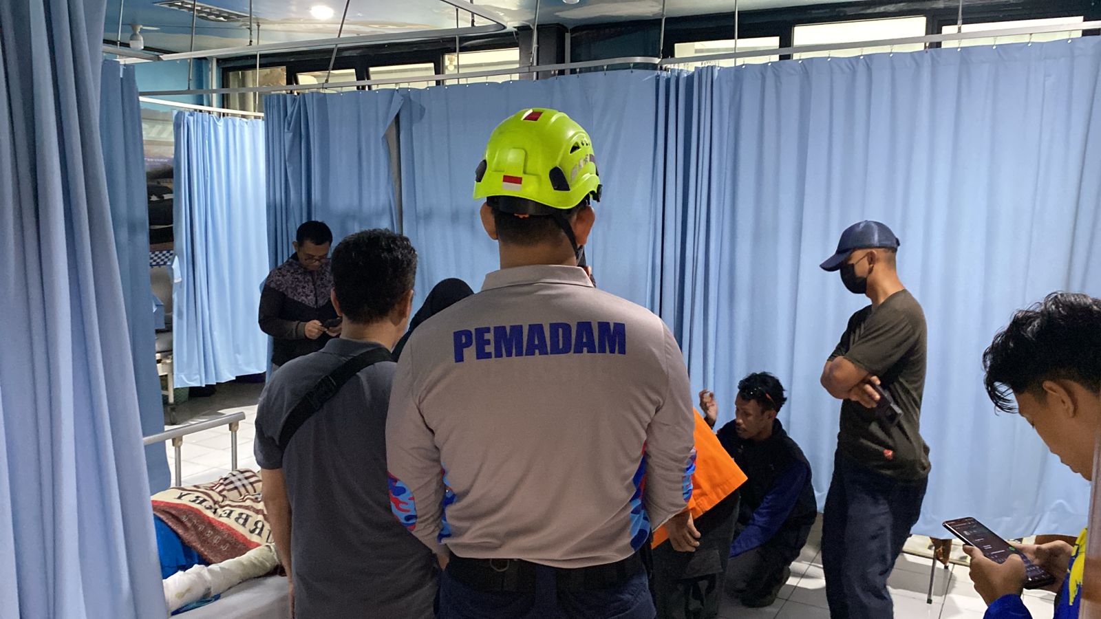 Damkar Kota Bogor mengevakuasi salah seorang yang mengalami luka bakar akibat gas meledak di Bantar Jati Bogor, Foto /Istimewa