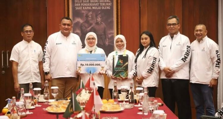 Pemerintah Kabuapten Bogor memberikan penghargaan kepada Atlet Kormi Bogor, Foto/DIskominfo Kabupaten Bogor