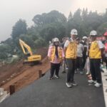 Wali Kota Bogor, Dedie A. Rachim meninjau progres perbaikan Jalan Danasasmita, Kelurahan Batu Tulis, Foto/Adi Wirman