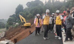 Wali Kota Bogor, Dedie A. Rachim meninjau progres perbaikan Jalan Danasasmita, Kelurahan Batu Tulis, Foto/Adi Wirman