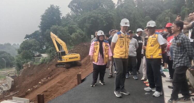 Wali Kota Bogor, Dedie A. Rachim meninjau progres perbaikan Jalan Danasasmita, Kelurahan Batu Tulis, Foto/Adi Wirman