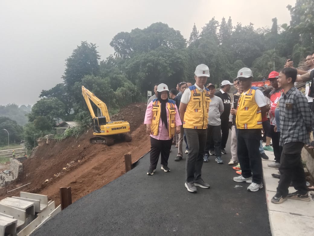 Wali Kota Bogor, Dedie A. Rachim meninjau progres perbaikan Jalan Danasasmita, Kelurahan Batu Tulis, Foto/Adi Wirman