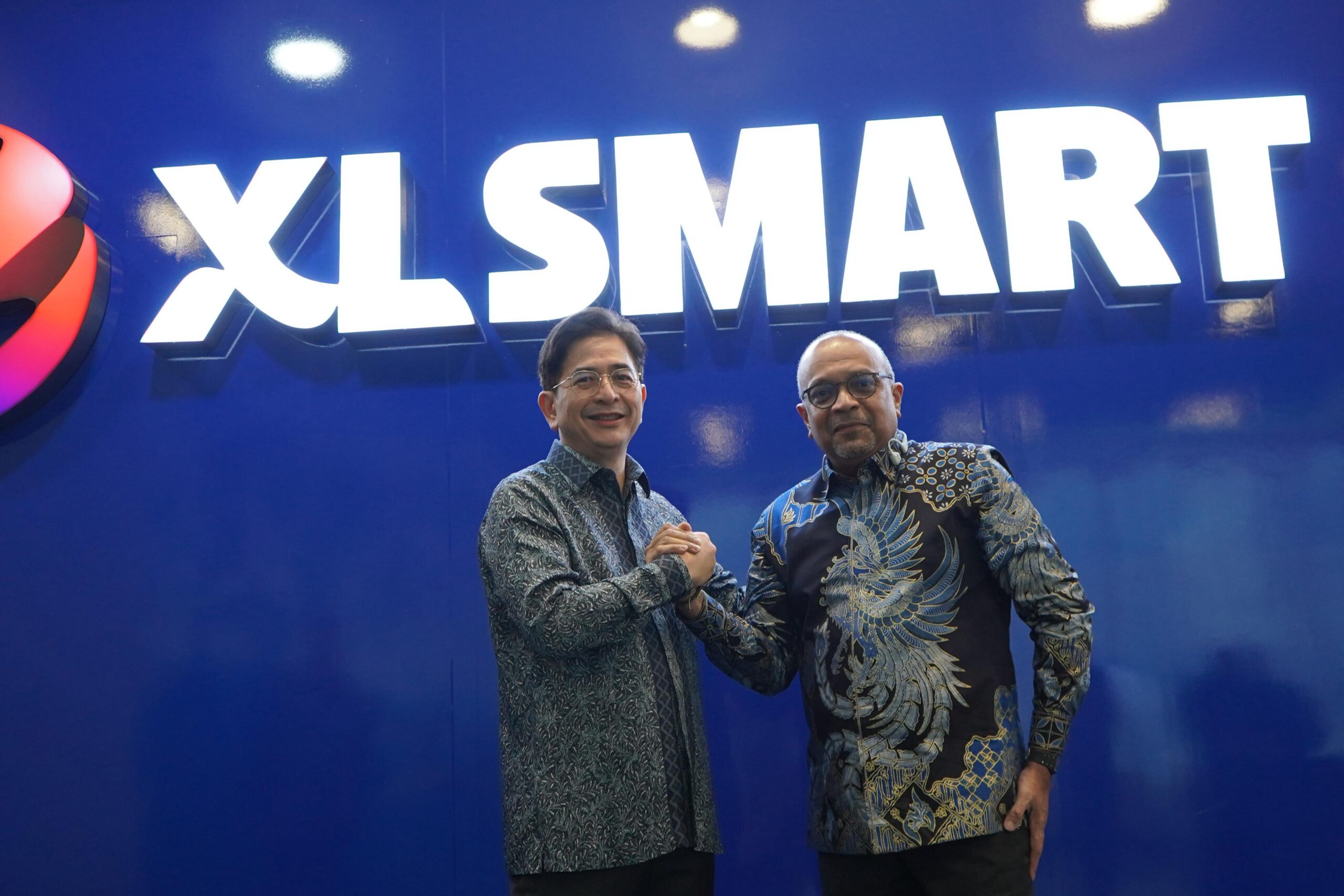 Keterangan Foto : RUPSLB1,2,3 : (ki-ka) Presiden Komisaris PT XLSMART Telecom Sejahtera Tbk, Arsjad Rasjid bersama dengan Direktur&Chief Integration Officer PT XLSMART Telecom Sejahtera Tbk, Sanjay Kumar Gordhan A Vaghasia dalam acara RUPSLB di XLSMART Tower, Jakarta. Selasa (12/8). Keterangan Foto : RUPSLB1,2,3 : (ki-ka) Presiden Komisaris PT XLSMART Telecom Sejahtera Tbk, Arsjad Rasjid bersama dengan Direktur&Chief Integration Officer PT XLSMART Telecom Sejahtera Tbk, Sanjay Kumar Gordhan A Vaghasia dalam acara RUPSLB di XLSMART Tower, Jakarta. Selasa (12/8).