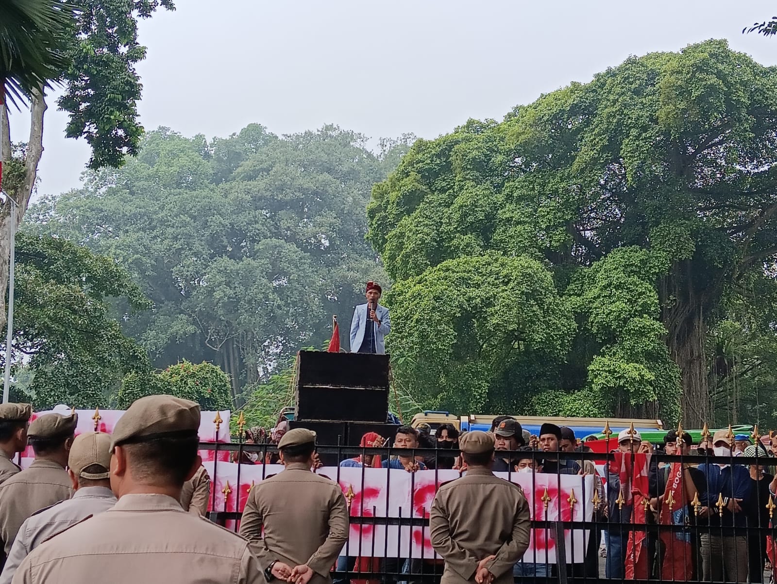 Aksi Mahasiswa Pancasila Kota Bgor saat menggelar aksi demontrasi di Balaikota Bogor, Foto/Istimewa Aksi Mahasiswa Pancasila Kota Bgor saat menggelar aksi demontrasi di Balaikota Bogor, Foto/Istimewa