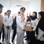 Wali Kota dan Wakil Wali Kota Bogor, Dedie A Rachim-Jenal Mutaqin saat memberikan remisi kepada warga binaan yang ada di Lapas Paledang,Foto/Diskominfo Kota Bogor