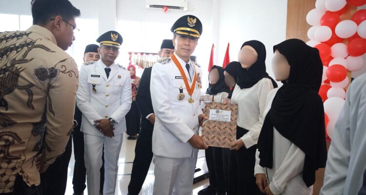 Wali Kota dan Wakil Wali Kota Bogor, Dedie A Rachim-Jenal Mutaqin saat memberikan remisi kepada warga binaan yang ada di Lapas Paledang,Foto/Diskominfo Kota Bogor