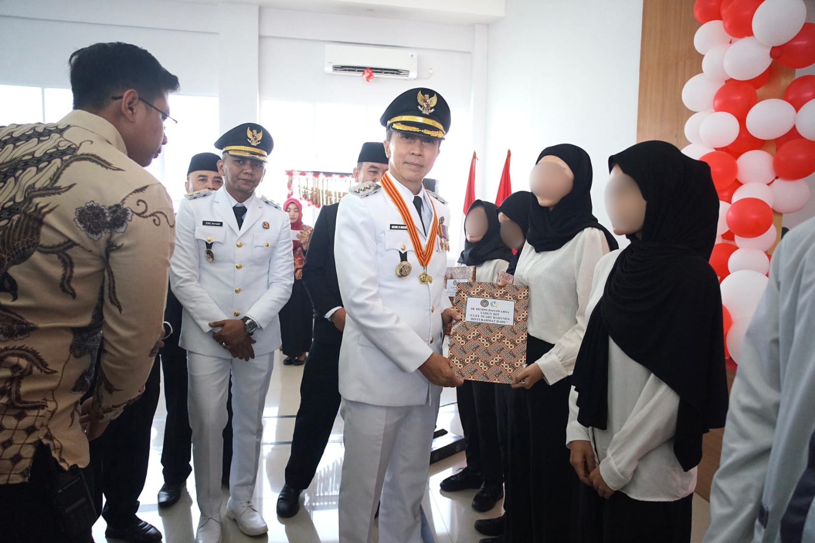 Wali Kota dan Wakil Wali Kota Bogor, Dedie A Rachim-Jenal Mutaqin saat memberikan remisi kepada warga binaan yang ada di Lapas Paledang,Foto/Diskominfo Kota Bogor