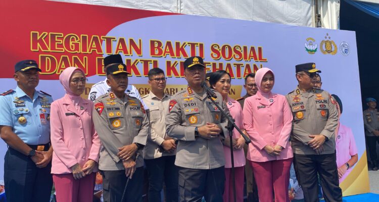 Kapolres Bogor AKBP Whika Ardilestanto mendampingi Wakil Kepala Kepolisian Republik Indonesia (Wakapolri) Komjen Pol. Dedi Prasetyo meninjau progres pembangunan SMA Kemala Taruna Bhayangkara,foto/Echa Nur Mualida