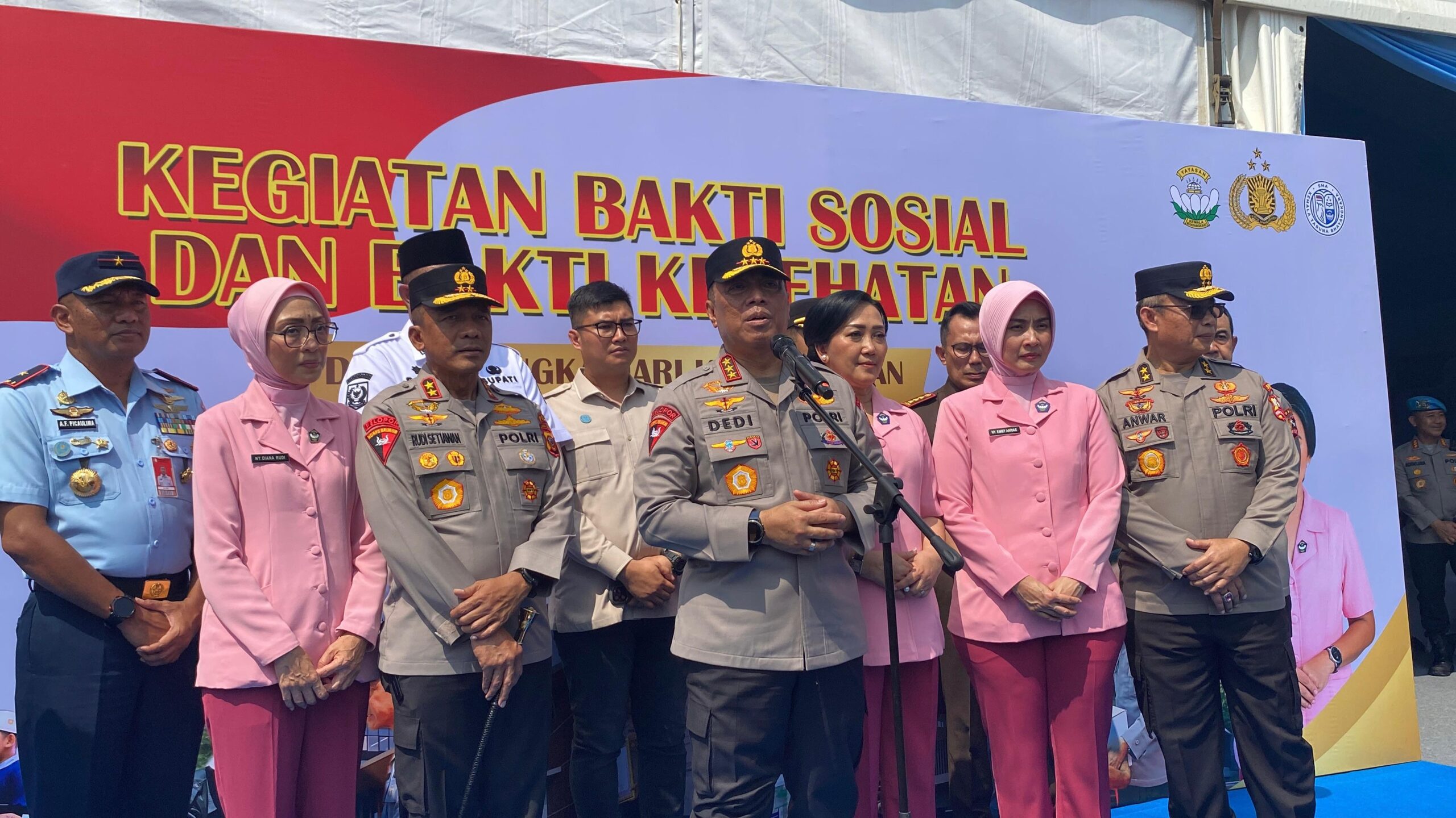 Kapolres Bogor AKBP Whika Ardilestanto mendampingi Wakil Kepala Kepolisian Republik Indonesia (Wakapolri) Komjen Pol. Dedi Prasetyo meninjau progres pembangunan SMA Kemala Taruna Bhayangkara,foto/Echa Nur Mualida