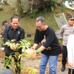 Sekretaris Daerah (Sekda) Kabupaten Bogor, Ajat Rochmat Jatnika bersama Menteri Lingkungan Hidup (LH) Hanif Faisol saat menanam pohon di cisarua puncak Bogor, Foto/Diskominfo Kabupaten Bogor