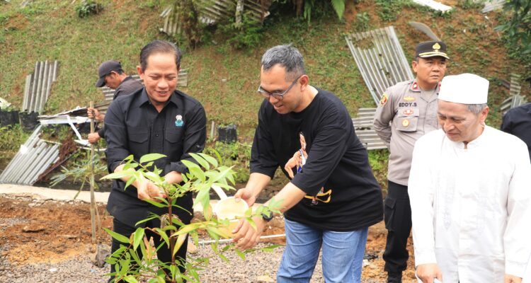 Sekretaris Daerah (Sekda) Kabupaten Bogor, Ajat Rochmat Jatnika bersama Menteri Lingkungan Hidup (LH) Hanif Faisol saat menanam pohon di cisarua puncak Bogor, Foto/Diskominfo Kabupaten Bogor