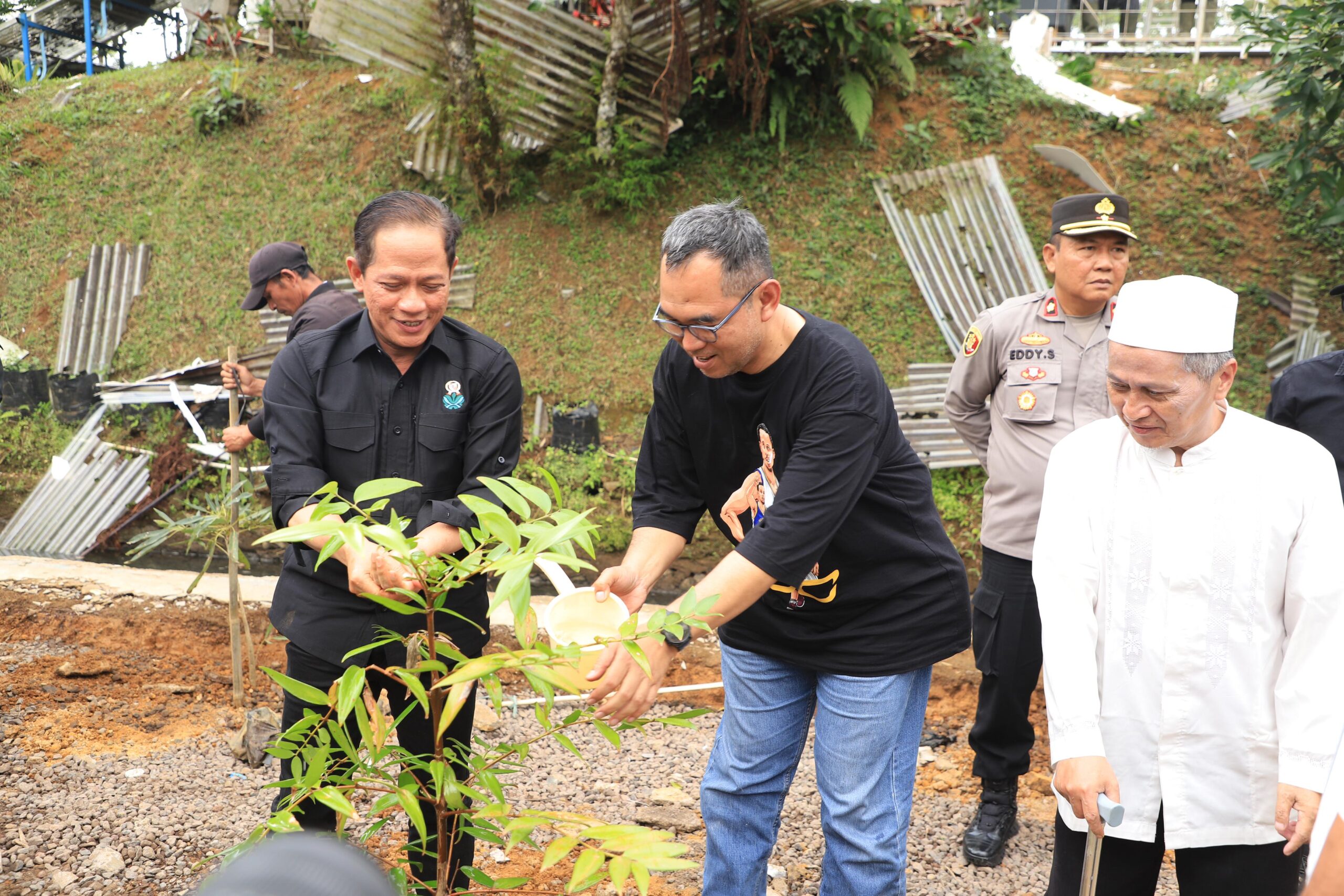 Sekretaris Daerah (Sekda) Kabupaten Bogor, Ajat Rochmat Jatnika bersama Menteri Lingkungan Hidup (LH) Hanif Faisol saat menanam pohon di cisarua puncak Bogor, Foto/Diskominfo Kabupaten Bogor