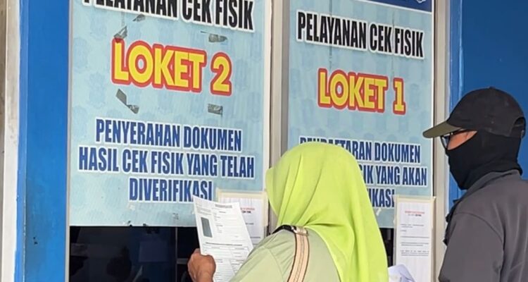 Masyarakat Kota Bogor saat mengurusi pajak pemutihan kendaraan di Samsat Kota Bogor, Foto/Ian