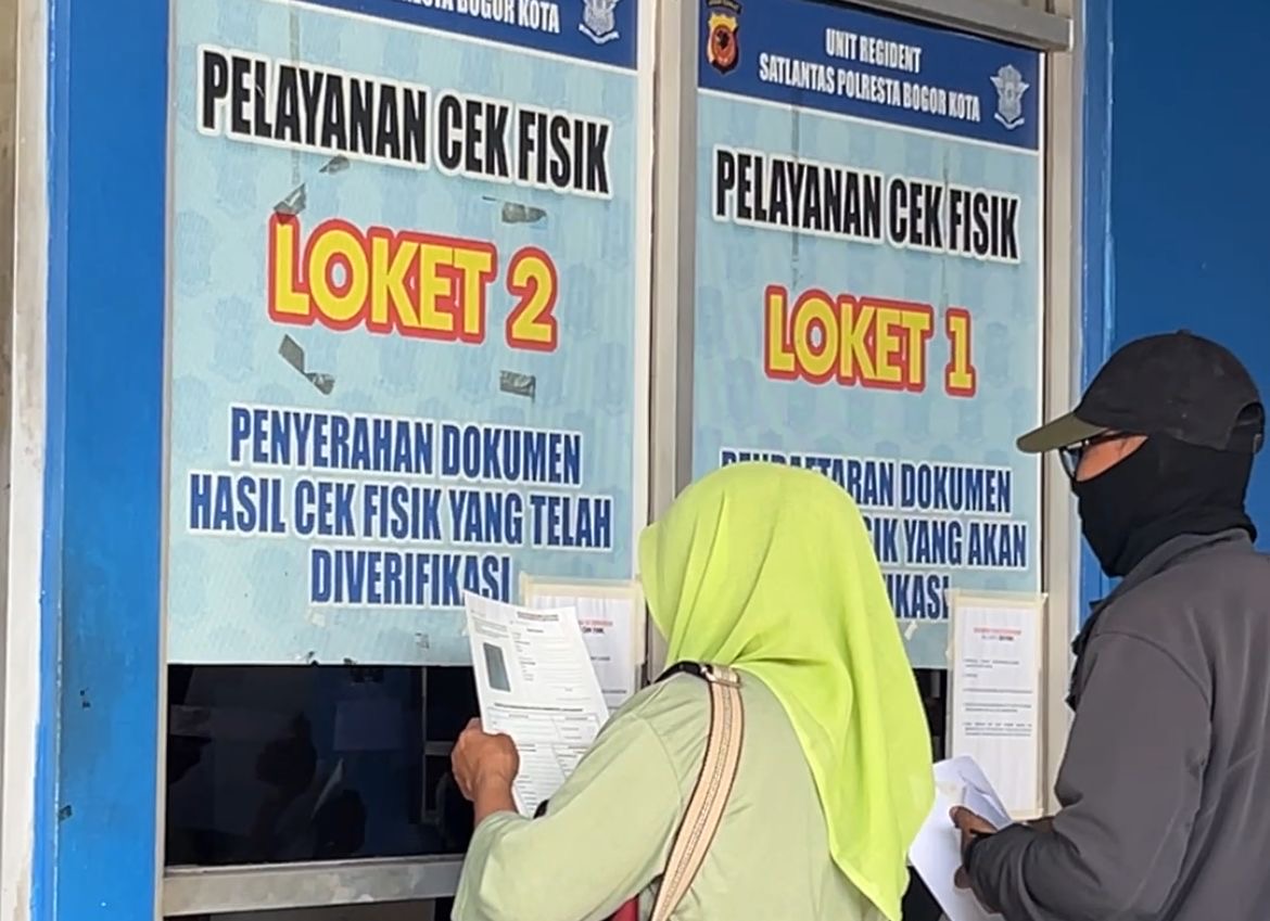 Masyarakat Kota Bogor saat mengurusi pajak pemutihan kendaraan di Samsat Kota Bogor, Foto/Ian