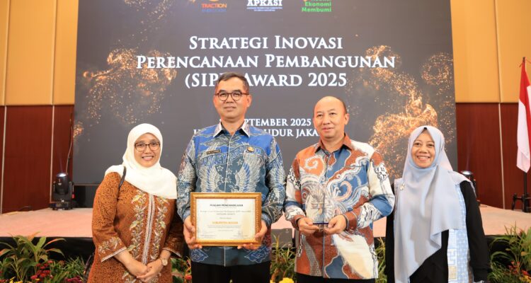 Sekda Kabupaten Bogor saat menerima SIPP Awards 2025, Foto/Diskominfo Kabupaten Bogor