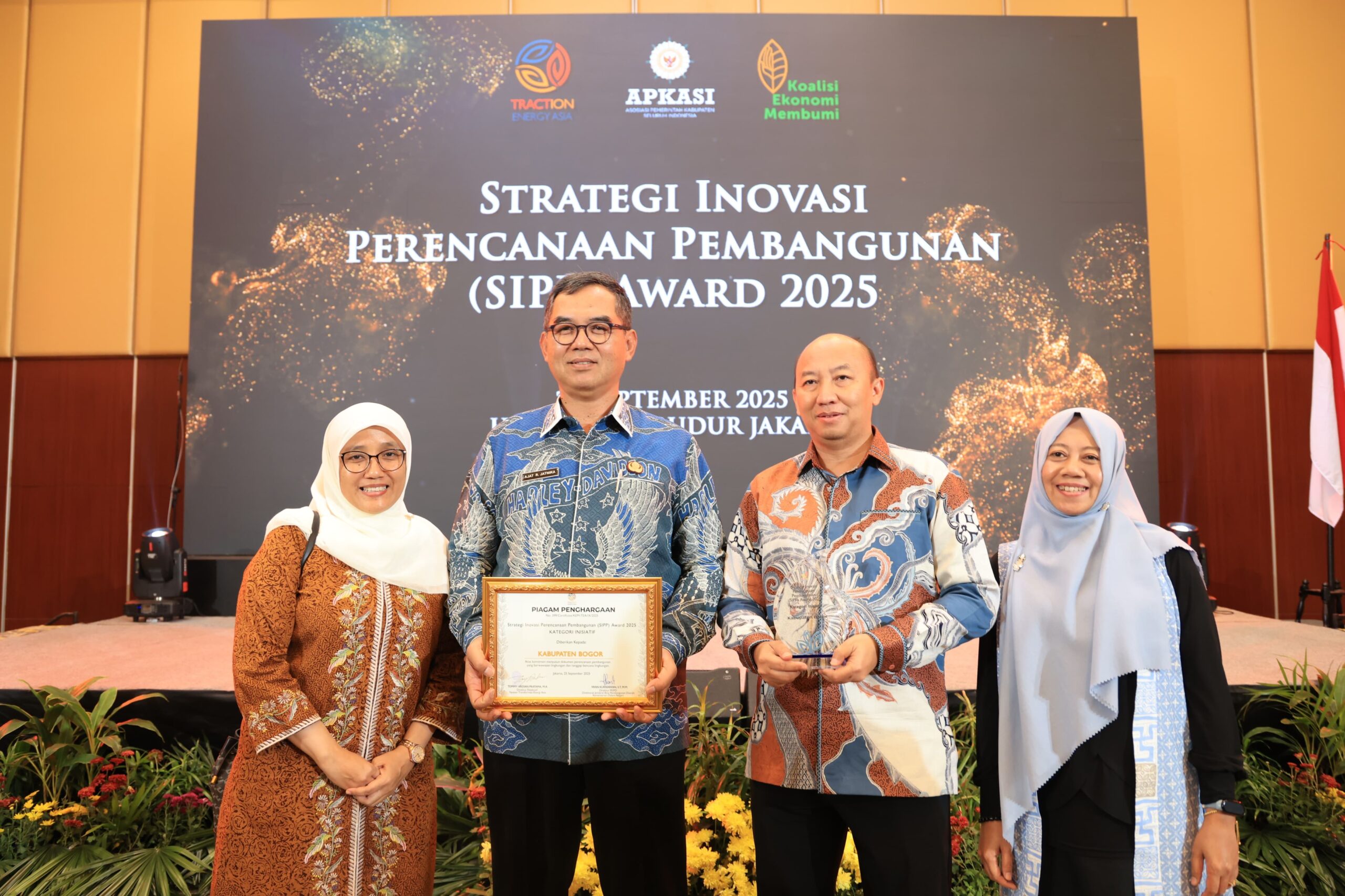 Sekda Kabupaten Bogor saat menerima SIPP Awards 2025, Foto/Diskominfo Kabupaten Bogor Sekda Kabupaten Bogor saat menerima SIPP Awards 2025, Foto/Diskominfo Kabupaten Bogor