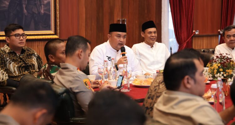 Bupati Bogor, Rudy Susmanto, bersama Forum Koordinasi Pimpinan Daerah (Forkopimda) Kabupaten Bogor serta jajaran Pemerintah Kabupaten Tangerang menggelar rapat lintas daerah membahas persoalan truk tambang di Kecamatan Parung Panjang, Foto/Diskominfo Kabupaten Bogor