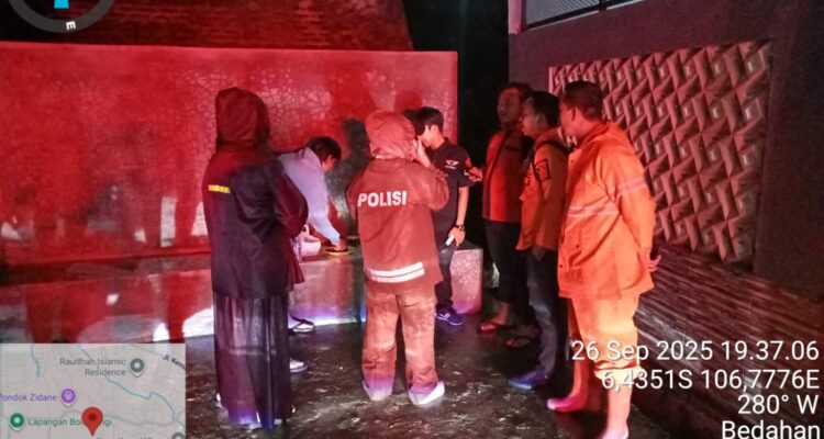 Evakuasi BPBD Kabupaten Bogor terhadap bocah terbawa arus saat hujan di Bojong Gede Bogor, Foto/BPBD Kabupaten Bogor
