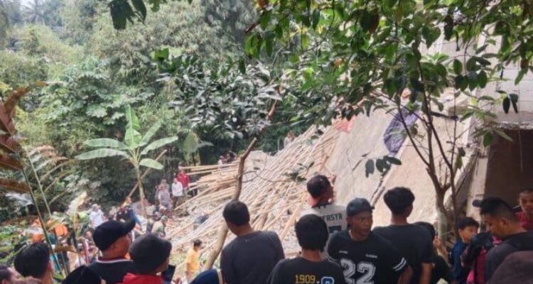 Situasi bangunan roboh di Kampung Ciapus Kompas Ciomas Bogor, Foto/Istimewa