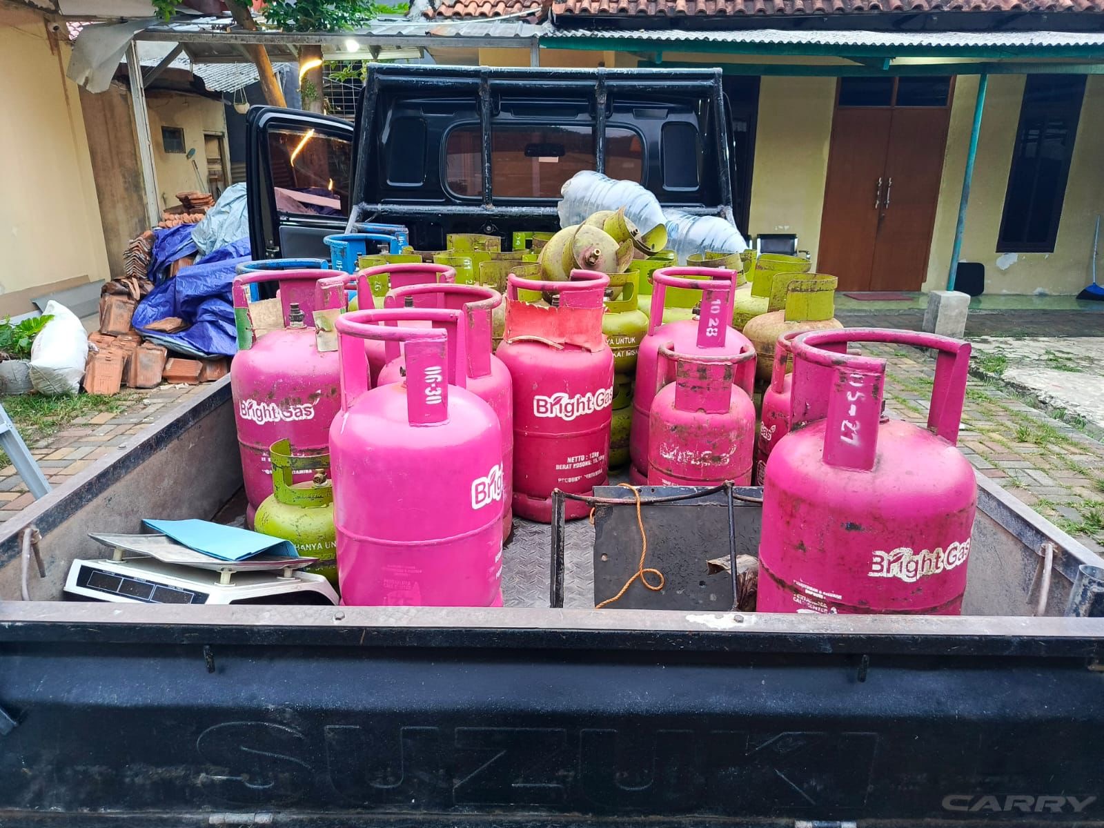 Gas elpiji yang di oplos,Foto/Humas Polresta Bogor Kota