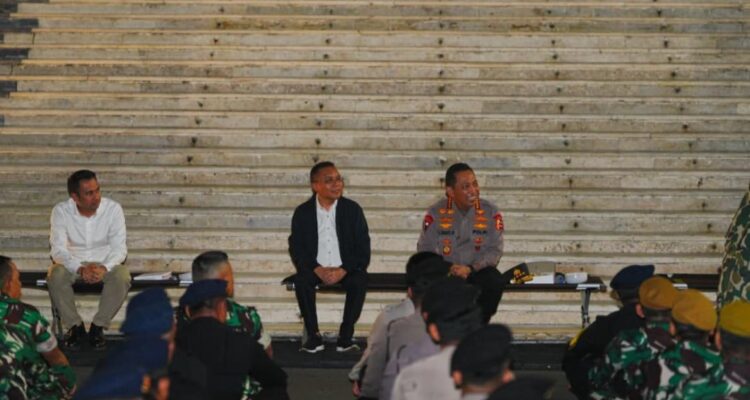 Kapolri Listyo Sigit Prabowo bersama Sumi Dasco dan Raffi Ahmad saat makan bersama dengan para anggota Polri dan uTNI, Foto/Istimewa