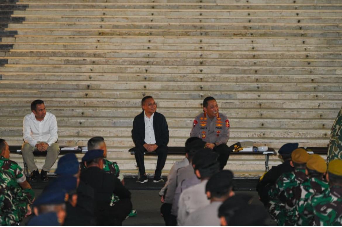 Kapolri Listyo Sigit Prabowo bersama Sumi Dasco dan Raffi Ahmad saat makan bersama dengan para anggota Polri dan TNI, Foto/Istimewa Kapolri Listyo Sigit Prabowo bersama Sumi Dasco dan Raffi Ahmad saat makan bersama dengan para anggota Polri dan uTNI, Foto/Istimewa