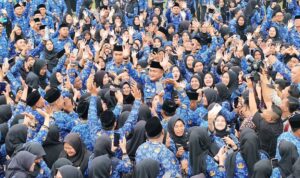 Bupati Bogor, Rudy Susmanto saat ditengah tengah ASN dan PPPK, Foto/Diskominfo Kabupaten Bogor Bupati Bogor, Rudy Susmanto saat ditengah tengah ASN dan PPPK, Foto/Diskominfo Kabupaten Bogor