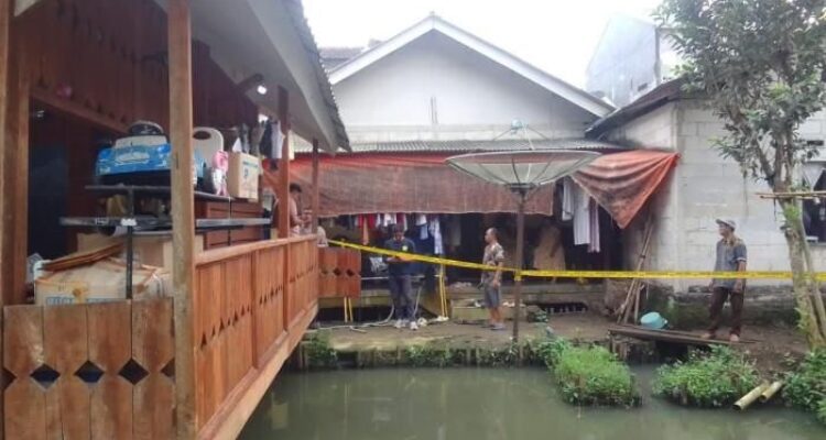 Situasi tempat kejadian pembunuhan suami bunuh istri dan bayinya di Pandeglang, foto/Polsek Menes