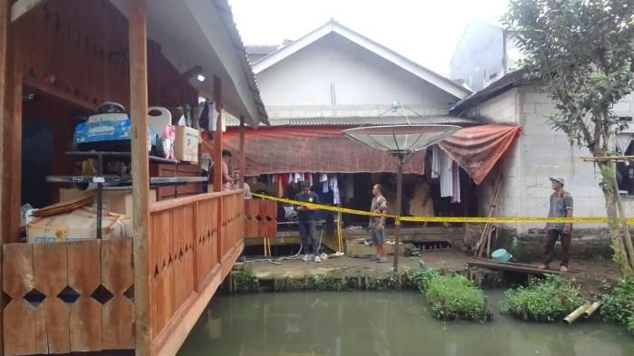 Situasi tempat kejadian pembunuhan suami bunuh istri dan bayinya di Pandeglang, foto/Polsek Menes