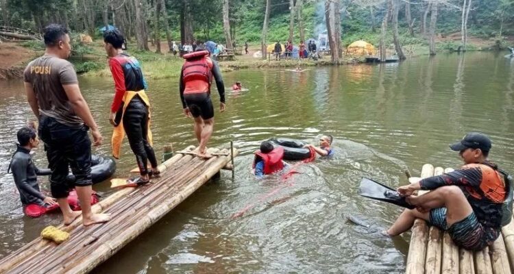 Situasi evakuasi wisatawan yang tewas meninggal di situ salar Garut Jawa Barat, Foto/Antara Jabar